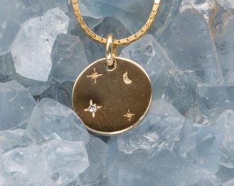 Colgante de oro de 14 quilates con círculo de diamantes celestiales de 12 mm, grabado a mano, con rayos de sol, luna y estrellas, regalo de cumpleaños para ella, talismán M4005