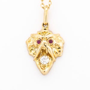 Pingente de Grifo de Inspiração Vintage em Ouro Maciço 9K com Olhos de Rubi e Boca de Moissanita - Amuleto Animal, Dragão, Presente Único para Ela, Gárgula Dragão M4009 imagem 2