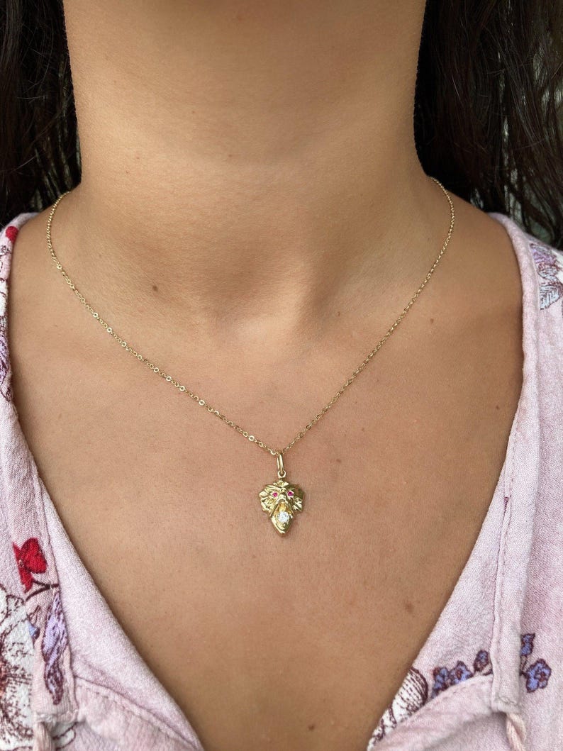 Pingente de Grifo de Inspiração Vintage em Ouro Maciço 9K com Olhos de Rubi e Boca de Moissanita - Amuleto Animal, Dragão, Presente Único para Ela, Gárgula Dragão M4009 imagem 8