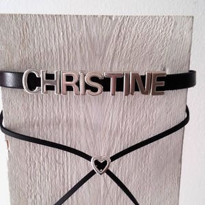 Plaqué or 24 carats Ras de cou prénom Collier personnalisé Bijoux en cuir Ras de cou noir Lettre initiale Coeur unique cadeau personnalisable