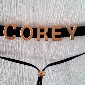 Gargantilla de cuero con nombre en oro de 24 quilates Joyas personalizadas Collar de cuero personalizable Rayas negras Letra inicial Corazón único Regalo personalizado