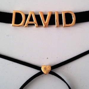 Gargantillas personalizadas de oro de 24 quilates Joyas de corazón Regalo de San Valentín personalizado Gargantilla de oro de cuero negro Collares con nombre Regalo único para el día de San Valentín