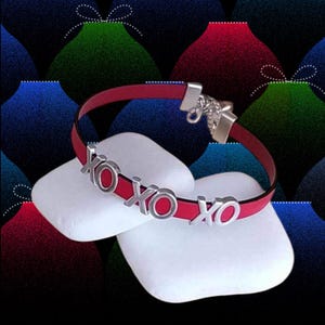 Gargantilla navideña de plata Collar de joyería de cuero Regalo rojo hecho a mano Ideas de buena suerte para año nuevo Caja con dije del año 2025