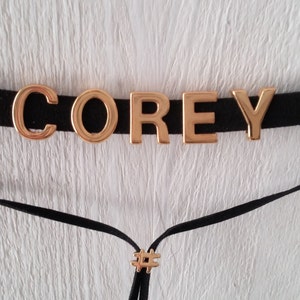 Gargantilla con nombre en oro de 24 quilates, personalizada, con hashtag, en oro negro, con inicial, con letras, de ante, regalo único.