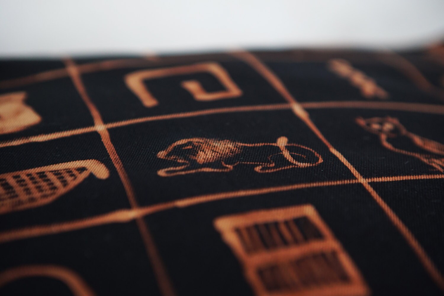 Almohada de piso cuadrado negro cojín del alfabeto almohada | Etsy