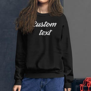 Op maat geborduurd sweatshirt met ronde hals - borduursel ronde hals - aangepast borduurwerk - gepersonaliseerd sweatshirt, uniseks sweatshirt