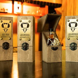 Messingplatte gravierte Box für Groomsmen Geschenk Alkohol Zigarre Geschenk Personalisiert mit benutzerdefinierter Gravur Box Holz Geschenkbox für Junggesellenabschied