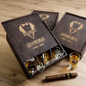 Nombre personalizado caja de regalo de madera / Nombre del monograma Caja de regalo de recuerdo / Regalo del padrino de boda / Idea de regalo de los padrinos / Juego de regalo de vasos de chupito