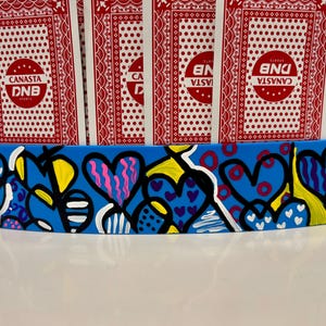 Puede incluir: Un juego de tres tazas de cerámica con un acabado moteado y mate. Las tazas son en tonos crema, gris claro y gris oscuro. Cada taza tiene un diseño simple y minimalista, ideal para café o té.