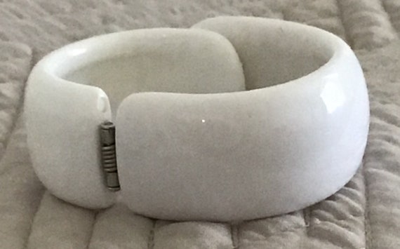 White Thermoplastic clamper bracelet with clear r… - image 5