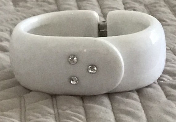 White Thermoplastic clamper bracelet with clear r… - image 4