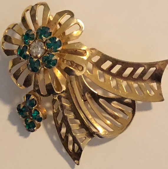Vintage gold plated flower brooch