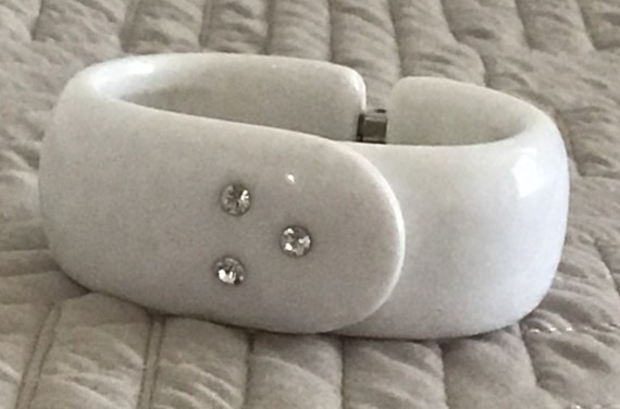 White Thermoplastic clamper bracelet with clear r… - image 3