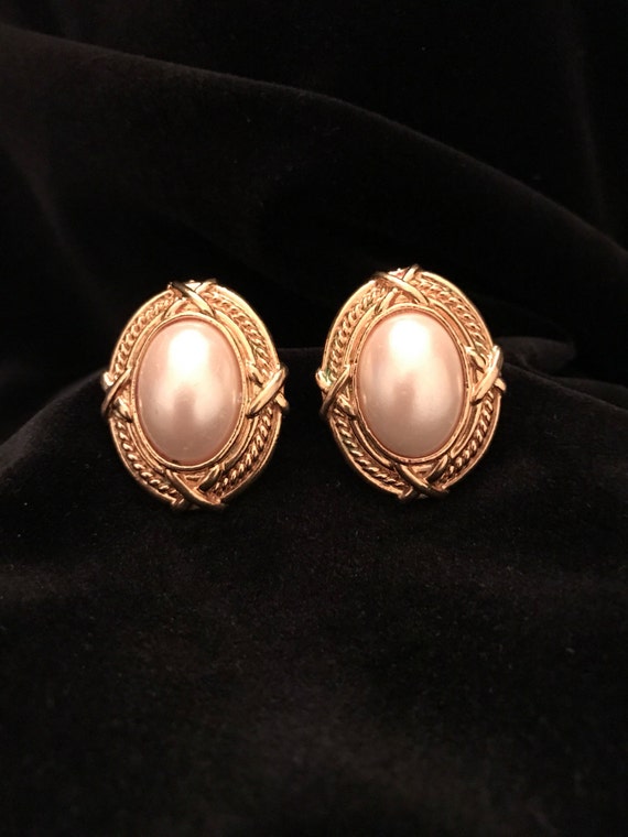 Faux pearl clip ons - image 1