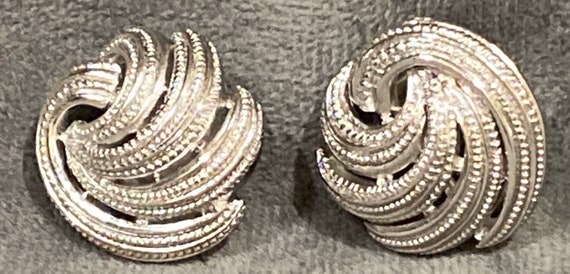 Crown Trifari silver clip earrings - image 3