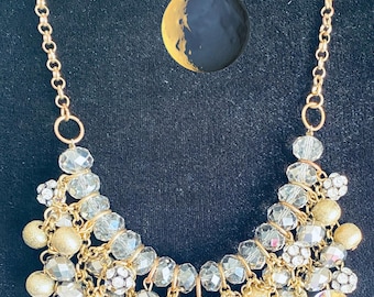 Collar llamativo estilo babero de múltiples hebras