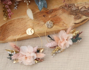 Boucles d'oreilles CHARLENE fleurs séchées et stabilisées rose pastel et doré, créoles originales rose et or bijou tendance mariage bohème