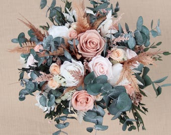 Puede incluir: Un ramo de novia en rosa y blanco con vegetación de eucalipto, hierba de la pampa seca y rosas rosa.