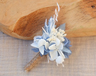 Boutonnière SERENITE accessoire de marié tendance en fleur naturelle séchée et stabilisée bleue pour mariage bohème nature chic