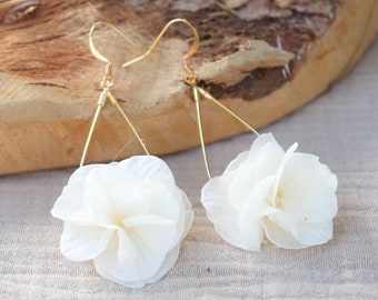 Boucles d'oreilles EVE forme goutte avec hortensia stabilisé blanc naturel, bijou or mariage, cadeau artisanal original pour femme