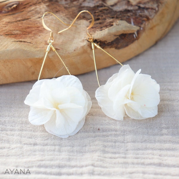 Boucles d'oreilles EVE forme goutte avec hortensia stabilisé blanc naturel, bijou or mariage, cadeau artisanal original pour femme