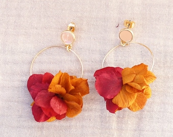 VERA oorbellen met geconserveerde natuurlijke bloemen, geconserveerde hortensia oorbellen in oker en terracotta, zomerse bruiloftsaccessoire