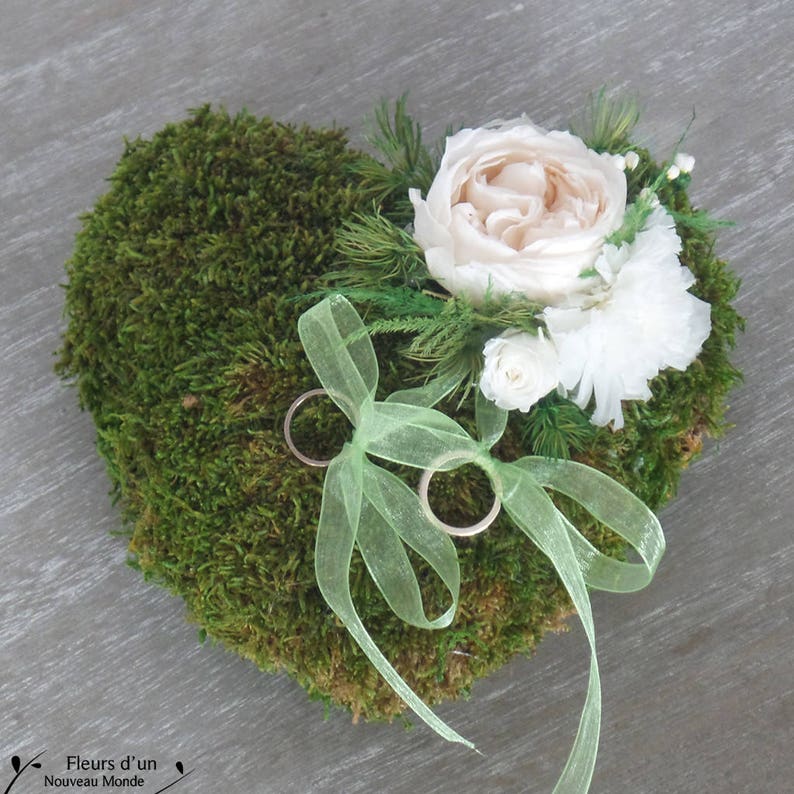 Wedding ring holder Fleurs des bois,preserved flower wedding accessoiry rustic wedding rings bearer heart-shaped wedding rings holder