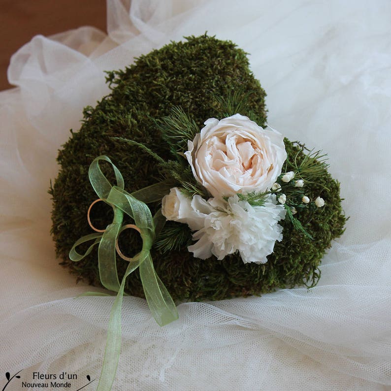 Wedding ring holder Fleurs des bois,preserved flower wedding accessoiry rustic wedding rings bearer heart-shaped wedding rings holder