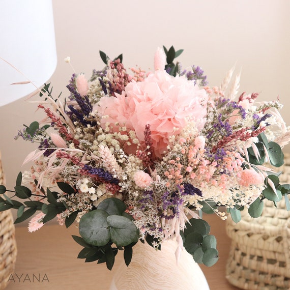 Boîte à chapeau fleurie composée de fleurs séchées et fleurs