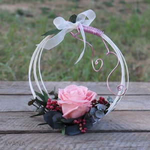 MURMURE portafedi arcade, portafedi in legno con fogliame e rosa stabilizzata, portafedi floreale per matrimonio country