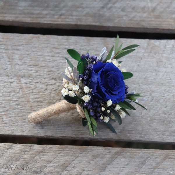 Boutonnière VOYAGE rose éternelle bleue pour costume de marié, accessoire de mariage bleu en fleur séchée et stabilisée pour marié moderne