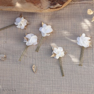 Set of white and gold YAËLLE hairpins in dried and preserved flowers for boho chic wedding hairstyle, bridal hairstyle comb image 5