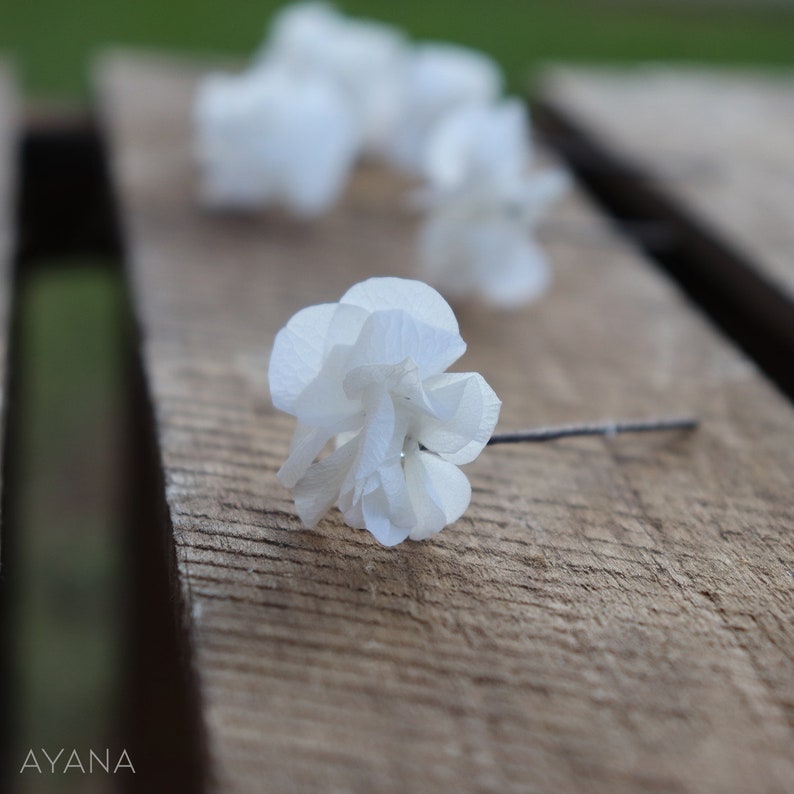 Fleuron d'hortensia stabilisé à piquer dans les cheveux, pic fleuri pour tresse ou chignon, accessoire de coiffure fleur naturelle préservée image 1