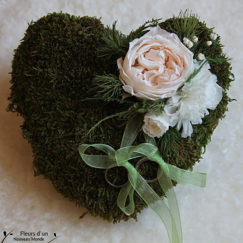 Wedding ring holder Fleurs des bois,preserved flower wedding accessoiry rustic wedding rings bearer heart-shaped wedding rings holder