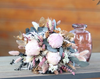 Bouquet CHAMBORD pivoines et eucalyptus teinte rose blush et doré, arrangement fleur sché décoration mariage bohème chic teinte pastel et or