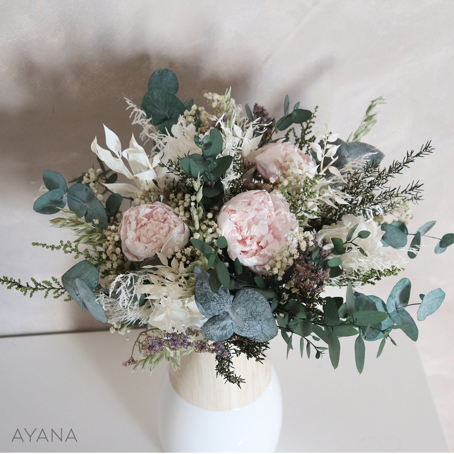 Ramo de novia con flores preservadas y con flores secas en colores rosadas  y blancas. Las rosas preservadas son las protagonistas de este ramo de