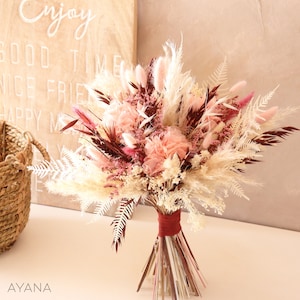 Bouquet EDIMBOURG arrangement in dried and preserved natural flower in pastel pink and terracotta, soft pink hydrangea bridal bouquet