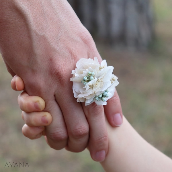 Bague fantaisie PIA, bijou fleurs stabilisées, bijou cérémonie bohème, bijou original en hortensia stabilisé, bague femme fête estivale