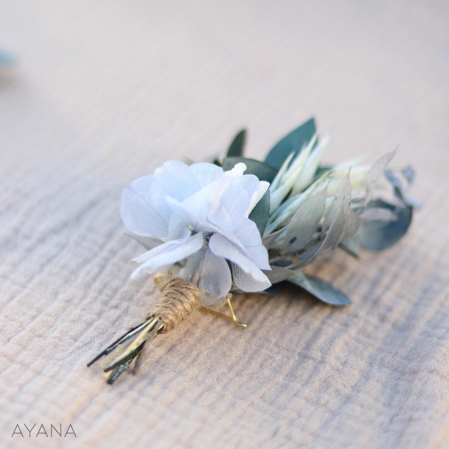 Boutonnière ALLIANCE fleurs stabilisées bleu et blanc pour marié