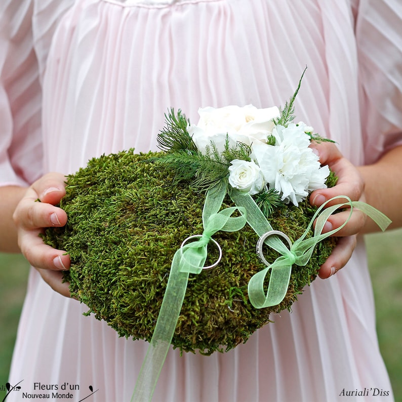 Wedding ring holder Fleurs des bois,preserved flower wedding accessoiry rustic wedding rings bearer heart-shaped wedding rings holder