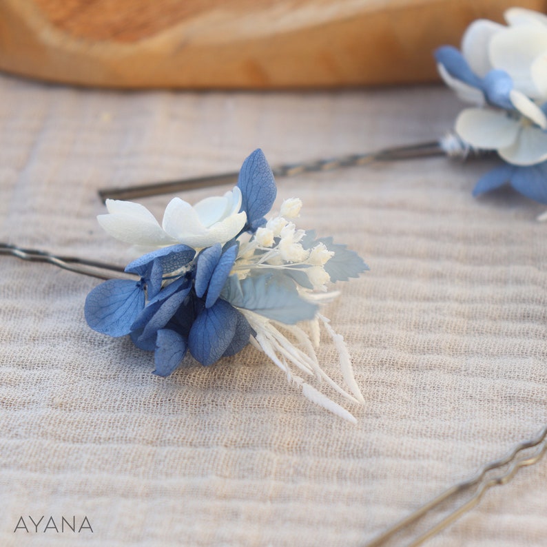 Lot d'épingles à cheveux SERENA fleur stabilisée blanc et bleu pâle pour mariage bohème, accessoire coiffure en fleur naturelle séchée bleue image 5