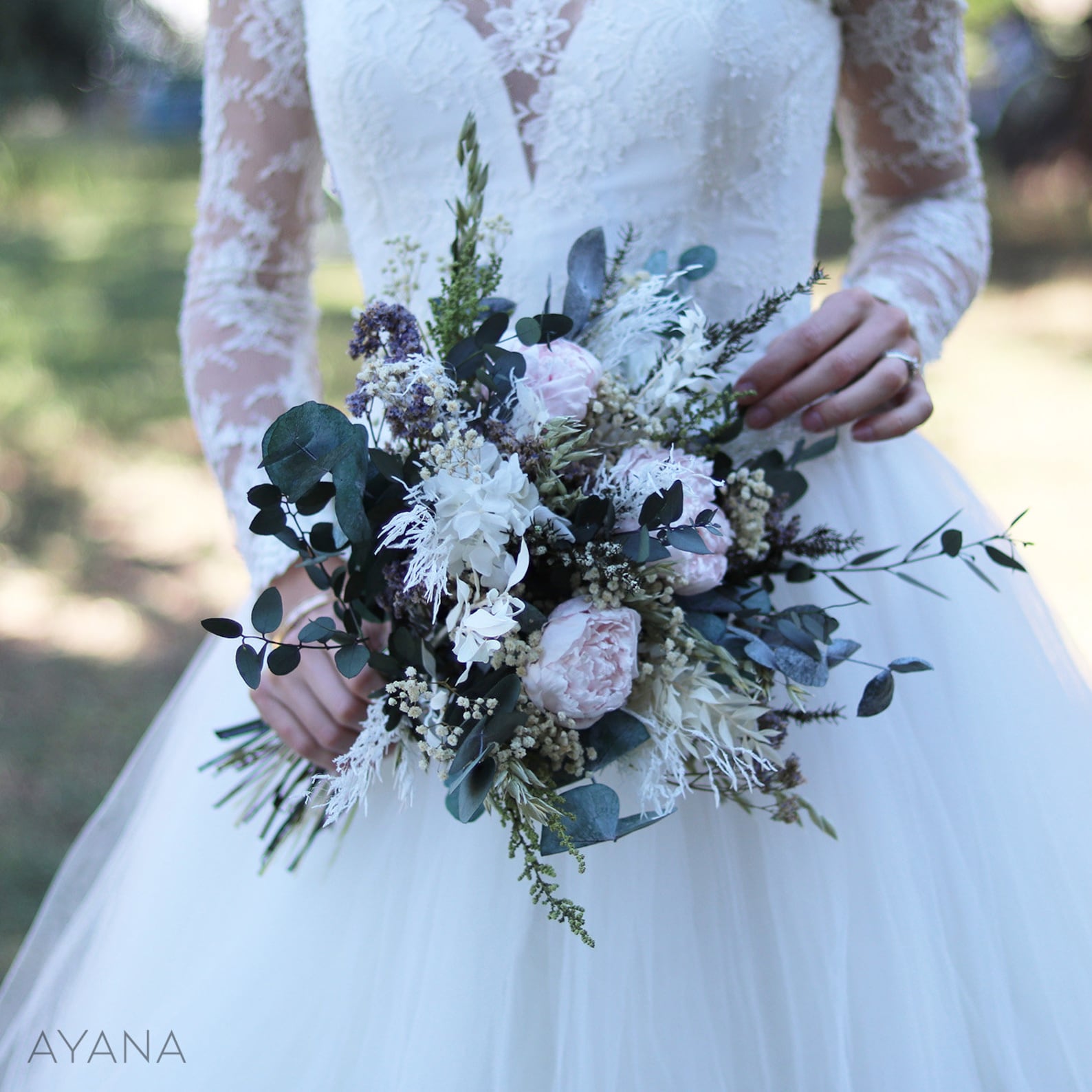 Bouquet de mariée GSTAAD unique avec pivoine et eucalyptus stabilisés ...