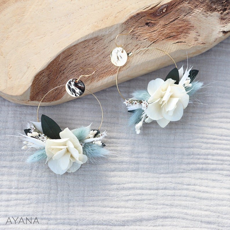 Hoop earrings GIULIANA dried and preserved flowers sage green and ecru soft hue, handcrafted jewelry wedding in Provence Boucles d'oreilles