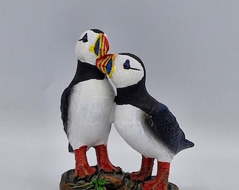 Pareja de frailecillos de resina acurrucándose