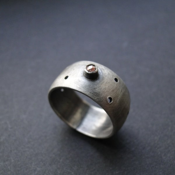 Nowoczesny pierścionek z hematytem