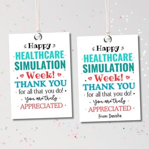 Puede incluir: Dos etiquetas de regalo blancas con el texto "Happy Healthcare Simulation Week! Thank You for all that you do! You are truly appreciated." Las etiquetas tienen una cuerda para colgar y están decoradas con corazones y estrellas.