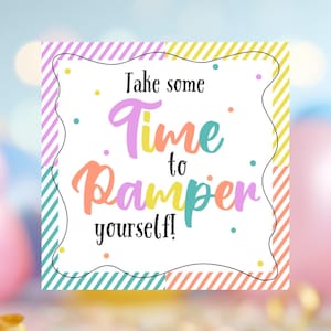 Puede incluir: Una tarjeta cuadrada blanca con el texto "Take some Time to Pamper yourself!" en escritura colorida. La tarjeta tiene un borde negro ondulado y está decorada con rayas y puntos pastel. El fondo está borroso con tonos rosas y azules.