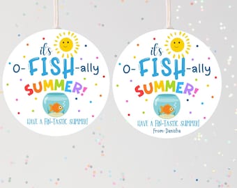 Puede incluir: Dos etiquetas de regalo redondas blancas con el texto "it's o-FISH-ally SUMMER!" y un sol de dibujos animados. Cada etiqueta presenta una pecera con un pez naranja. También se incluye el texto "HAVE A FIN-TASTIC SUMMER!".