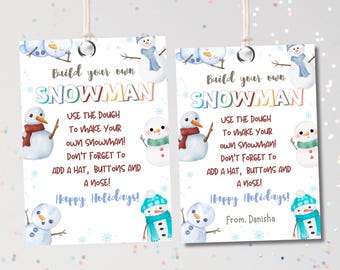 Puede incluir: Dos etiquetas rectangulares para regalo con temática de muñeco de nieve. Las etiquetas presentan el texto "Build your own SNOWMAN" e instrucciones para agregar un sombrero, botones y una nariz. Las etiquetas también incluyen la frase "Happy Holidays!"