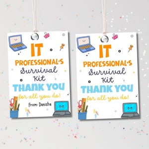Op de afbeelding: Twee witte cadeaulabels met de tekst "IT PROFESSIONAL'S Survival Kit THANK YOU for all you do!" in oranje en blauw. De labels bevatten illustraties van laptops en kantoorbenodigdheden. Van: Danisha.